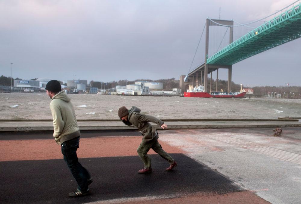 Motvind Älvsborgsbron är avstängd på grund av stormvindarna och folk har svårt för att gå i vinden under den i Göteborg på söndagen.