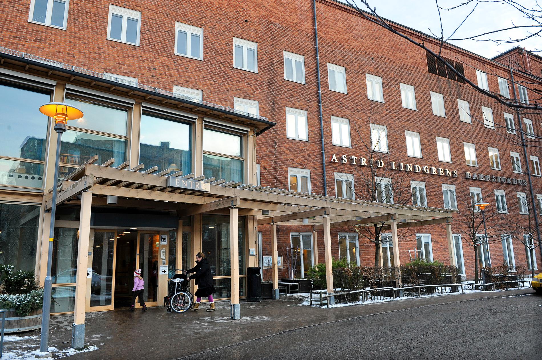 En anställd vid Astrid Lindgrens barnsjukhus i Solna har smittats av mässling. Arkivbild.