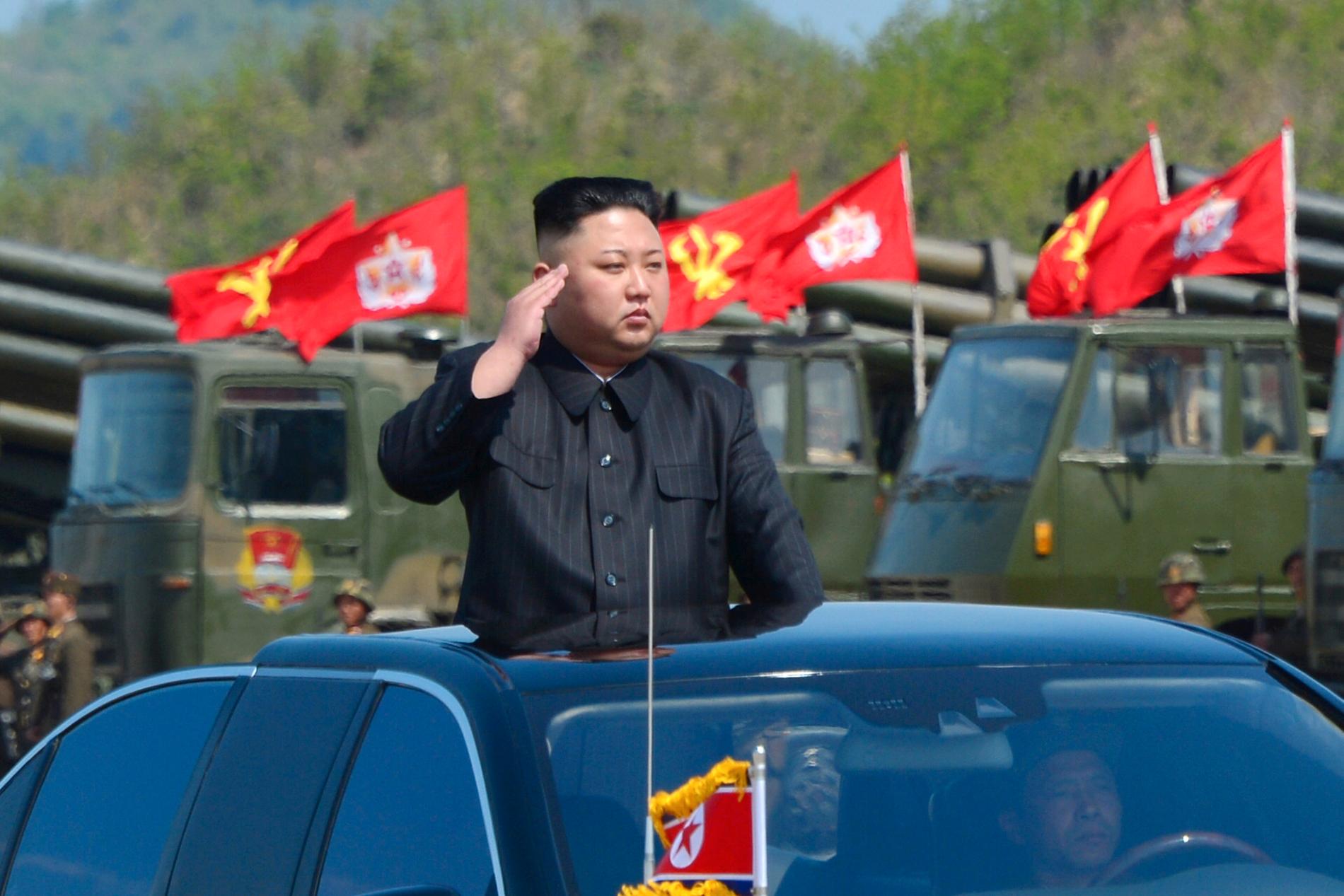 Spänningen i området ökar. På onsdagen släppte den Nordkoreanska officiella nyhetsbyrån KNCA bilder som visar militärövning i landet. Ledaren Kim Jong Un övervakade.