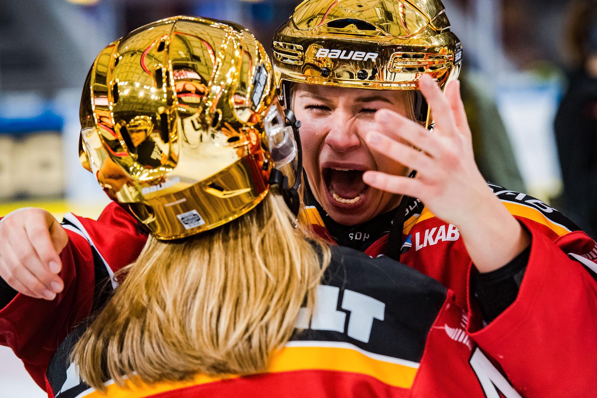 Luleås Nathalie Ferno och Ebba Berglund jublar efter final 5 i SDHL-slutspelet mellan Luleå och Linköping den 21 mars 2019 i Luleå.  