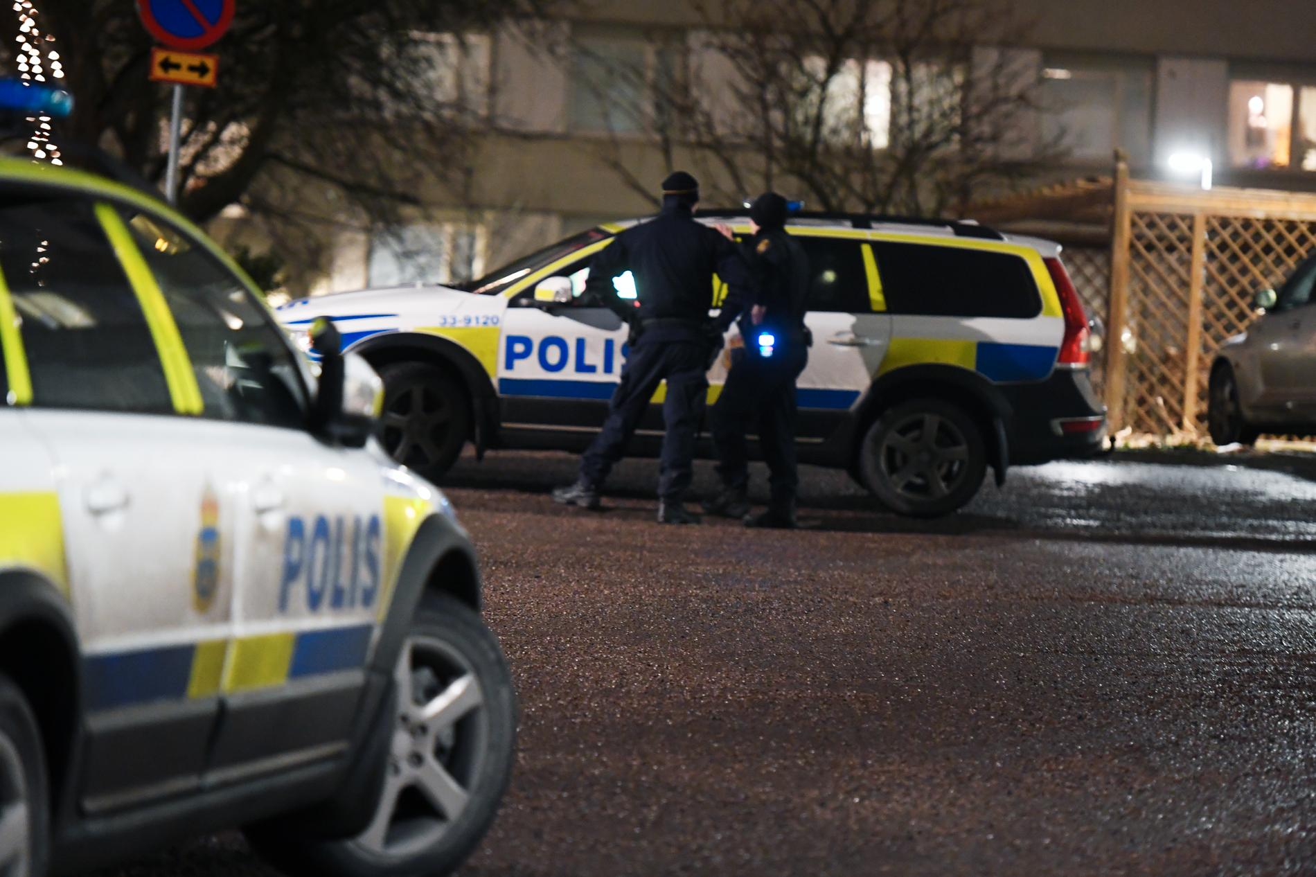 Polisen larmades först till en plats i norra Stockholm.