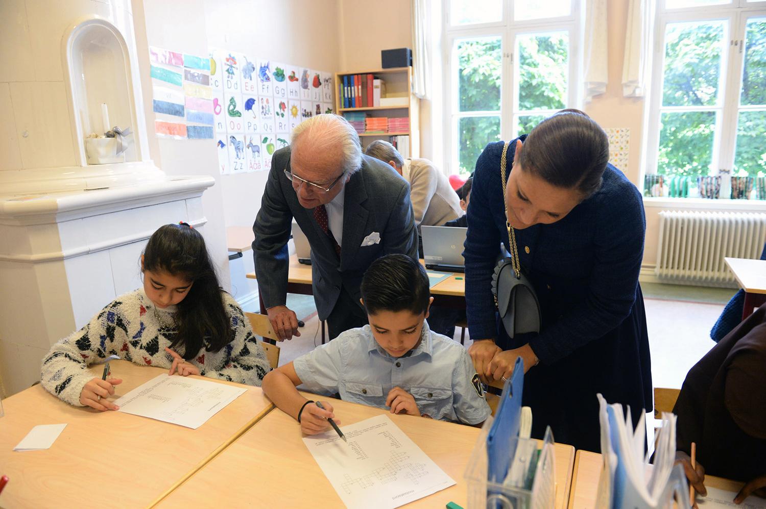 Kungen och kronprinsessan Victoria besökte en skola för asylsökande barn i Vänersborg.