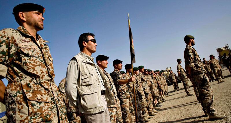 Danmarks dåvarande statsminister Anders Fogh Rasmussen (andra från vänster) besöker danska soldater på Camp Bastion i Afghanistan 2008.