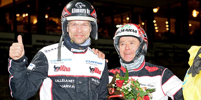 Kusken Mika Forss och Hannu Korpi efter segern på V75 på Axevalla (2020–02–22)