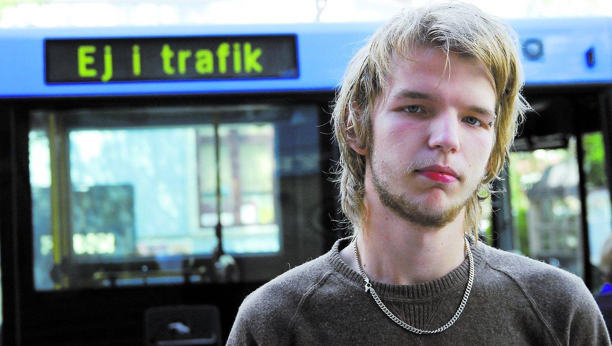 Björn Bäckström, 18 , takläggare, Umeå:– Jag får ta cykeln till jobbet. Just nu jobbar jag i Tomteboda, åtta kilometer hemifrån. Jag tvivlar på att jag får tillbaka de 420 kronorna jag lagt ut på busskortet. Vad handlar strejken om egentligen?
