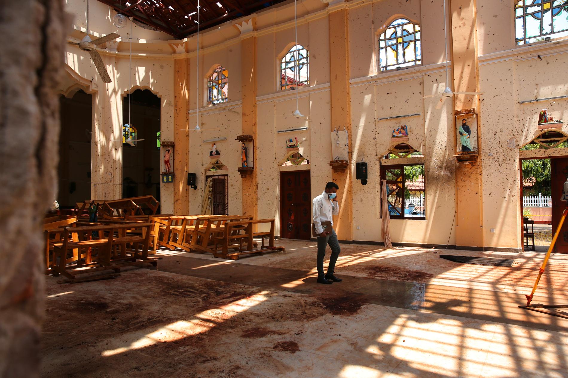 Många kristna hade samlats i S:t Sebastian-kyrkan i Negombo för att fira palmsöndagen när en självmordsbombare detonerade en bomb i salen.