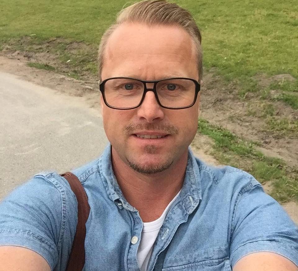 Rickard Nordström är känd som Magister Nordström på sociala medier. 