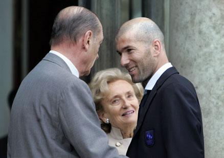 Ler igen En till synes avslappnad och glad Zidane dagen efter VM-finalförlusten och skandalskallen mot Italien.