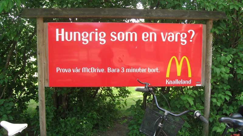 ”Hungrig som en varg?” Utanför Borås djurpark satte McDonalds upp denna reklamskylt.