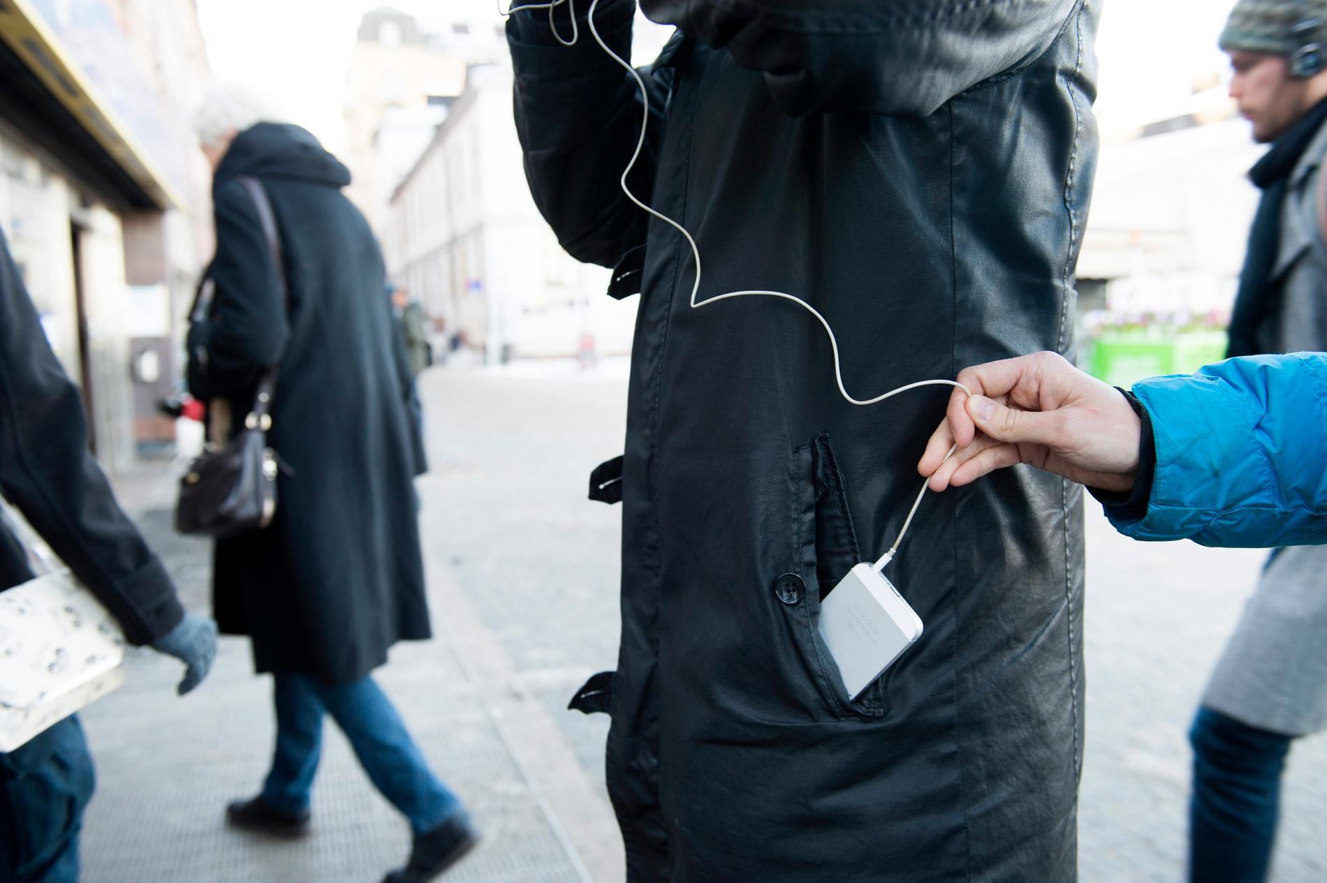 Nästan 200 mobiltelefoner stjäls i genomsnitt varje dag i Sverige. Arkivbild.