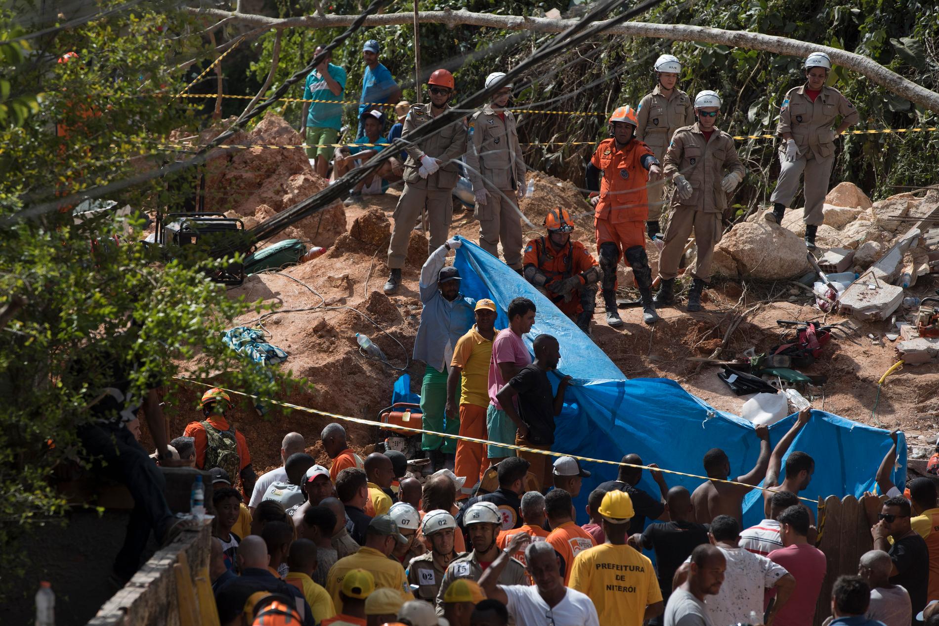 Boende, frivilliga och räddningspersonal letar efter försvunna i den brasilianska kåkstaden Niteroi som drabbats av ett jordskred.