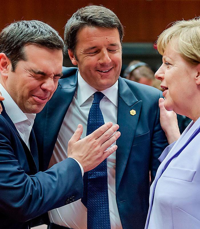 Italiens premiärminister Matteo Renzi i mitten språkar med Greklands premiärminister Alexis Tsipras och Tysklands förbundskansler Angela Merkel under gårdagens möte i Bryssel. På söndag är det dags igen.