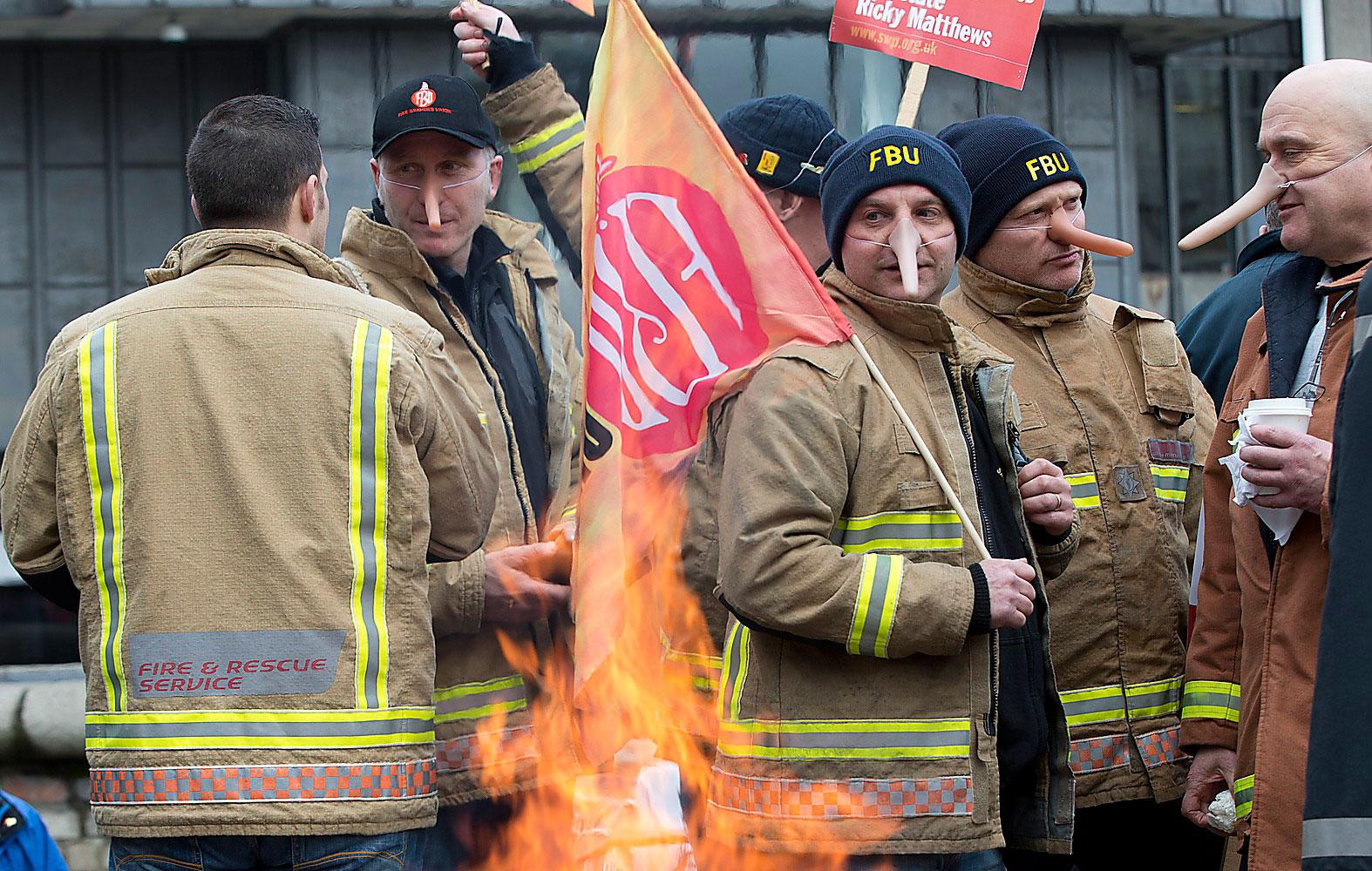 Strejkrätten i Storbritannien är på väg att stramas åt. Orimliga krav som i praktiken gör det 
omöjligt för brittiska arbetare att strejka lagligt i framtiden. Här är det brandmännen som strejkar tidigare i år.