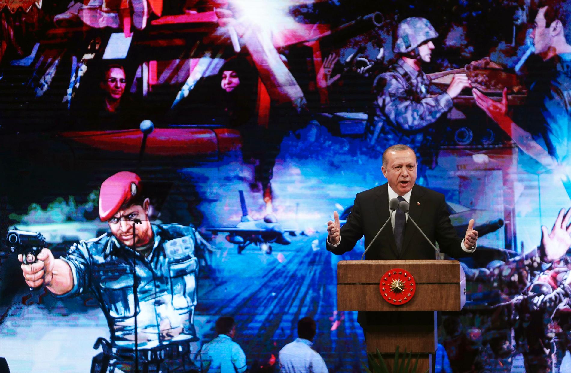Turkiets president Recep Tayyip Erdogan håller ett tal på en ceremoni i Ankara den 13 juli, knappt ett år efter den misslyckade statskuppen.