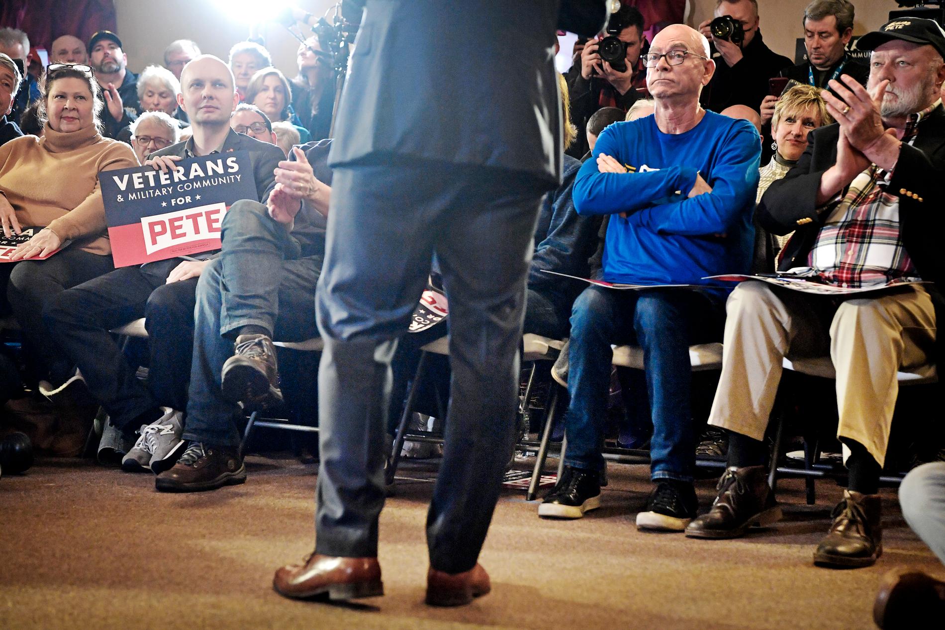 Pete Buttigieg träffar krigsveteraner på ett kampanjmöte i Merrimack, New Hampshire.