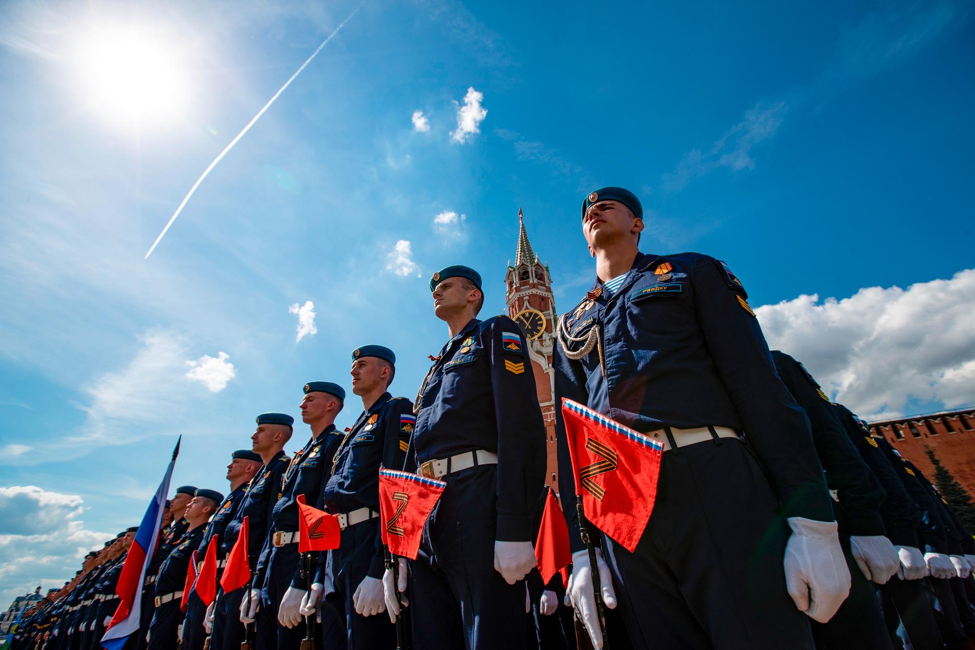 Ryska soldater i samband med en militär högtidsdag i Moskva i augusti. Z på flaggorna har blivit symbol för den ryska militären.