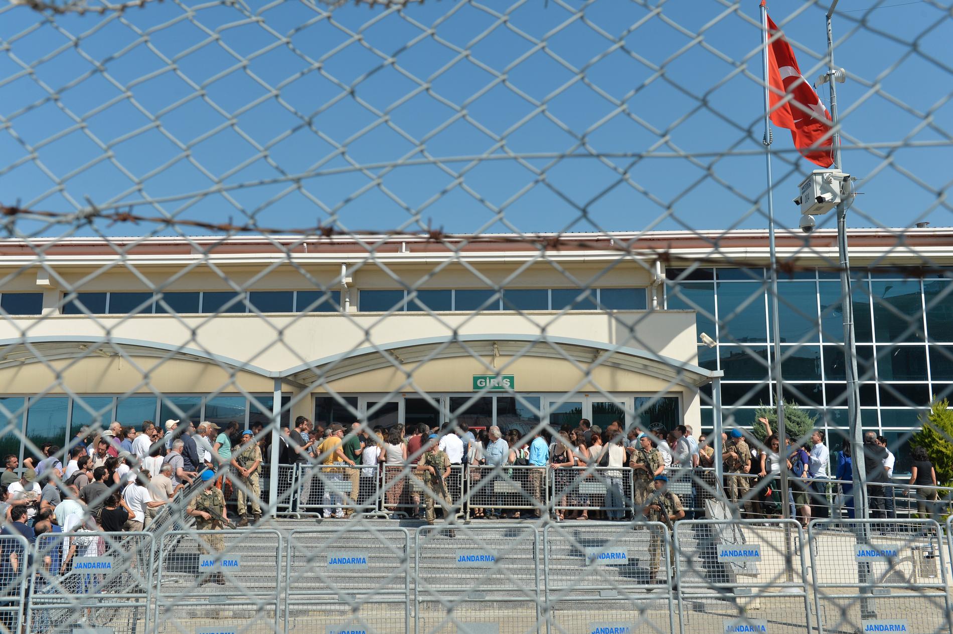 Turkiska soldater utanför domstolen då rättegången mot Osman Kavala och 15 andra började i juni 2019.