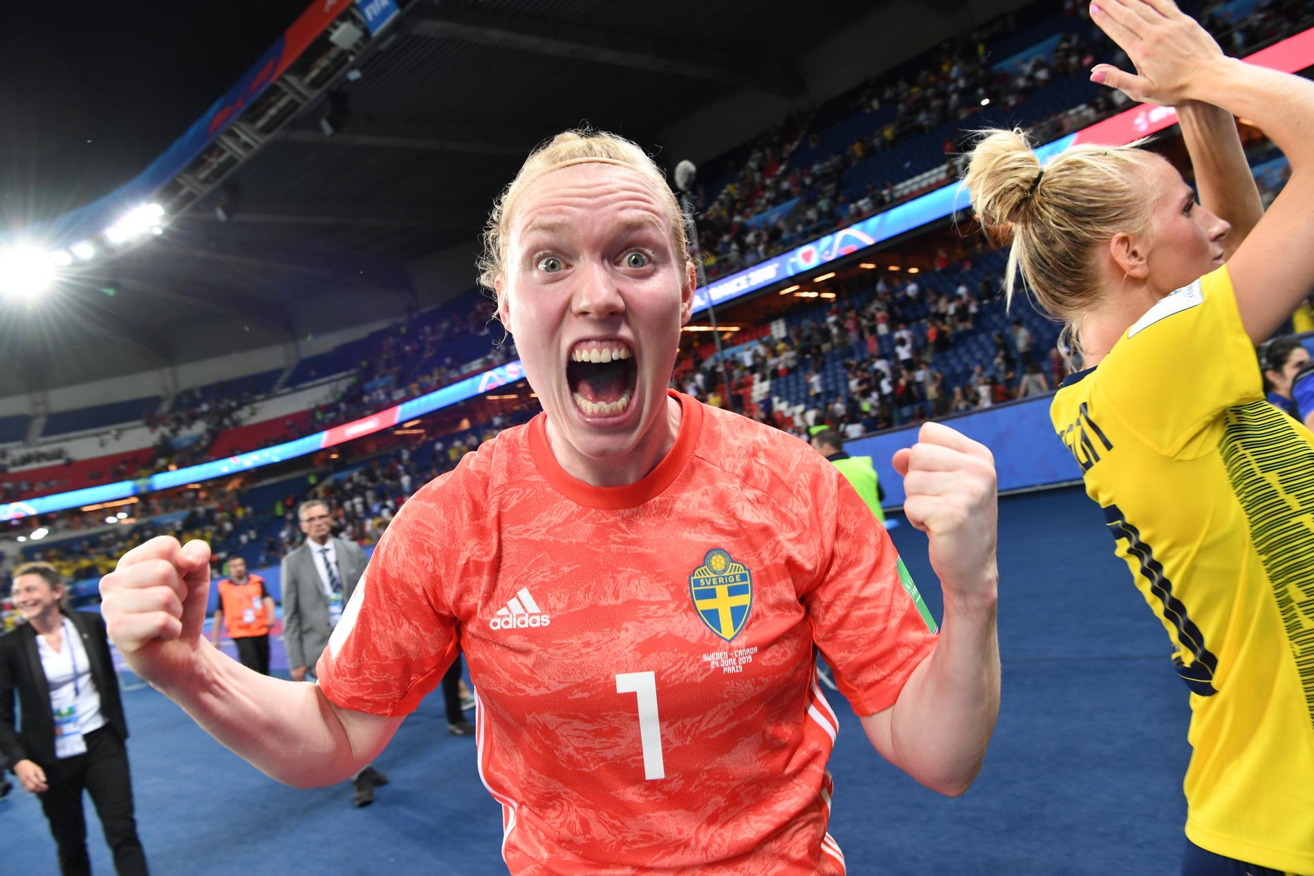 Sveriges målvakt Hedvig Lindahl jublar efter segern i åttondelsfinalen mellan Sverige och Kanada på Parc des Princes i Paris under fotbolls-VM.