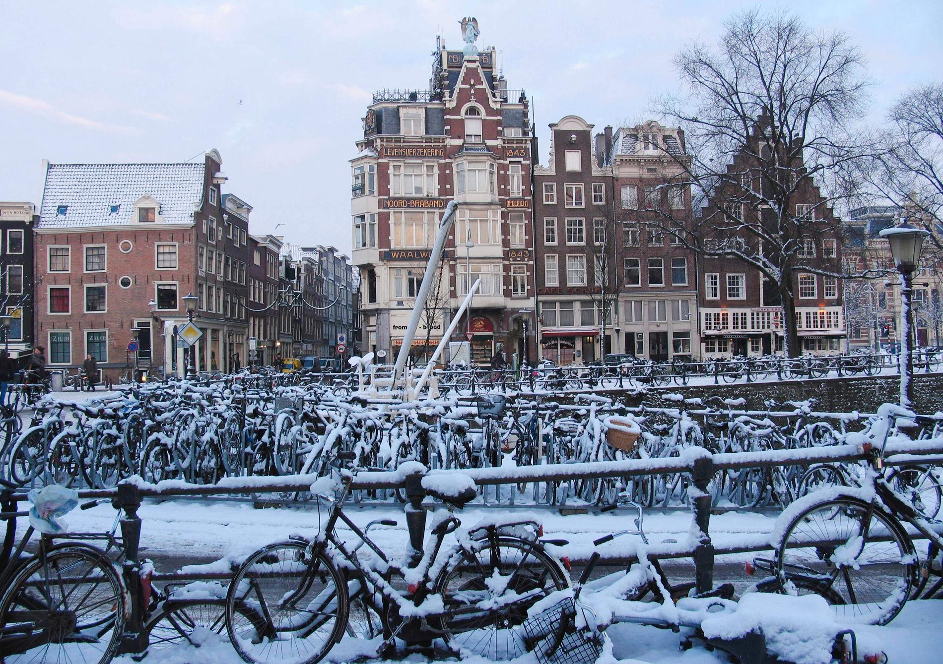 Snötäckta cyklar vid en av Amsterdams kanaler. Bilden är från 2010. Arkivbild.