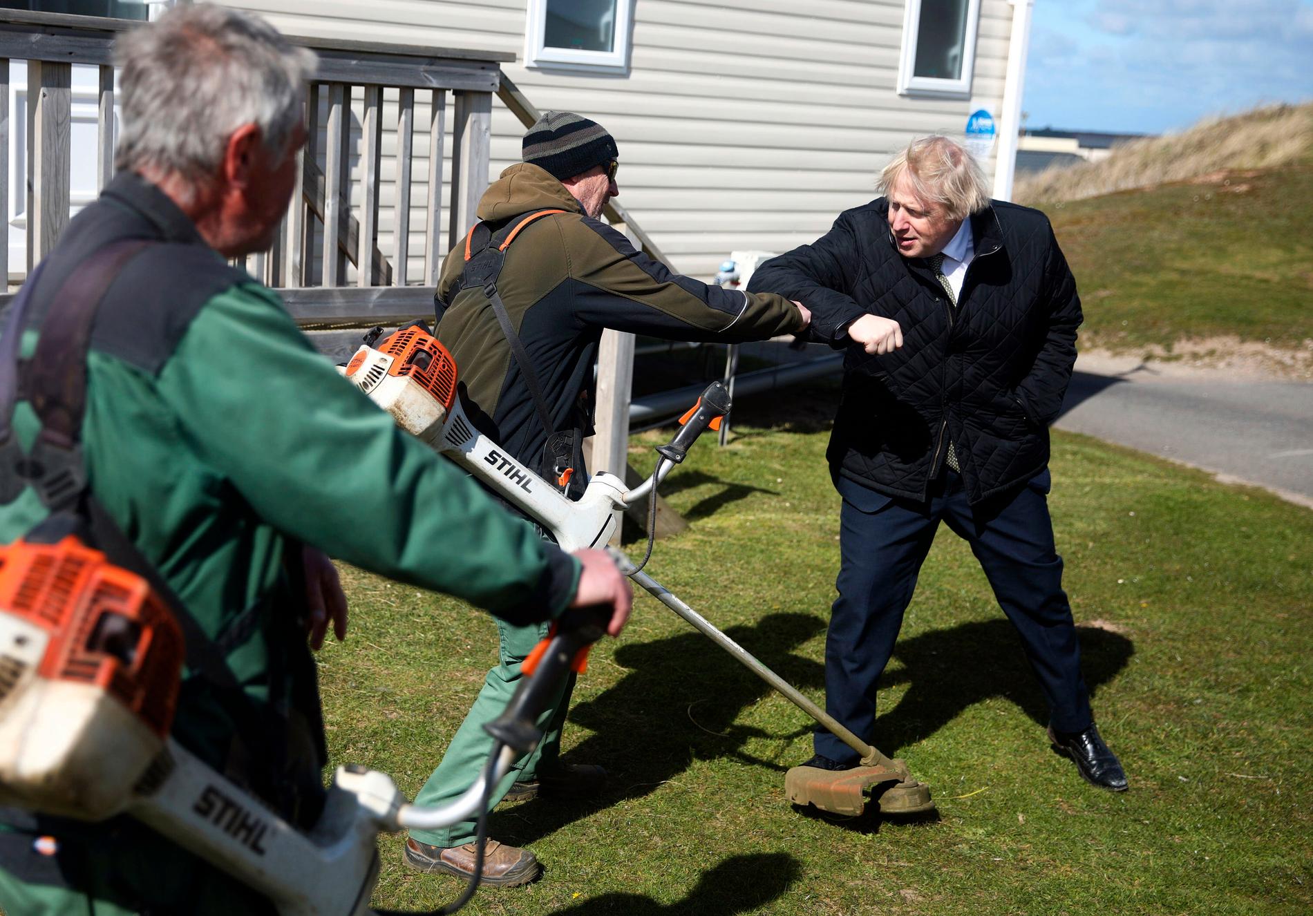 Under ett besök i Cornwell passade Boris Johnson på att hälsa på parkarbetare...