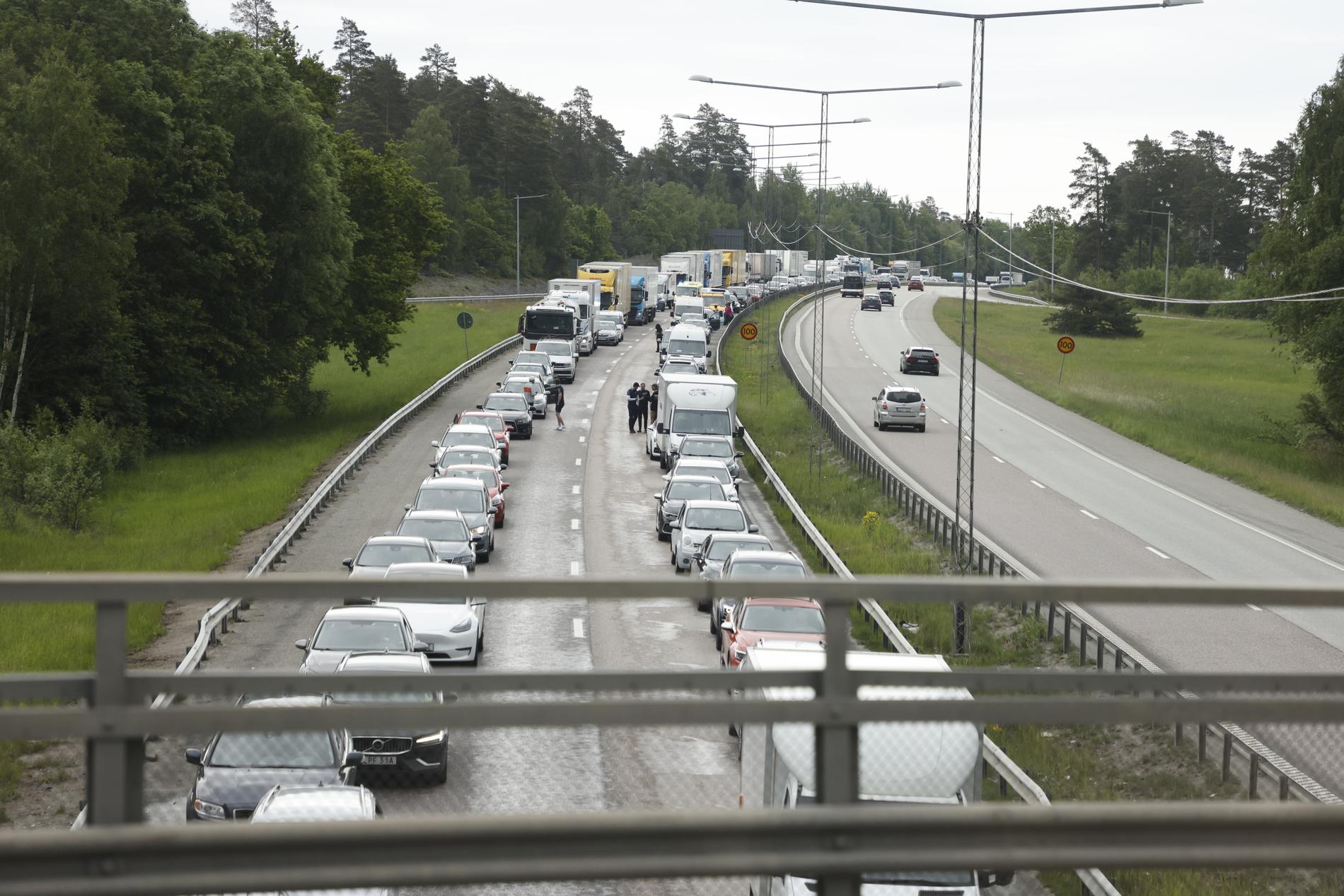 Bilköer vid Stäketbron där en räddningsinsats pågick tidigare under dagen.