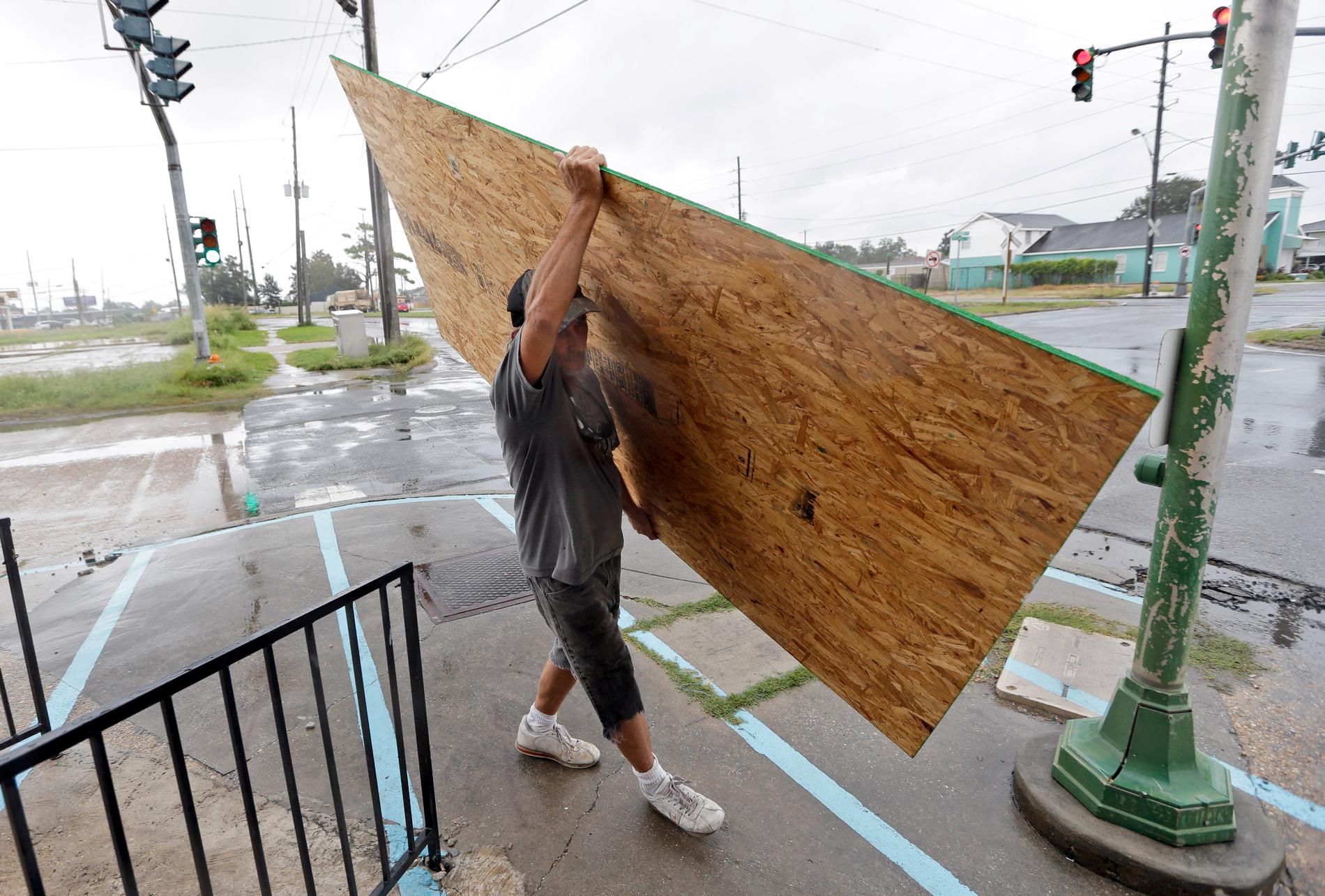 Dayea Maya och Roberto Melendez fixar med plywood för att bomma igen sin butik på Bourbon street.