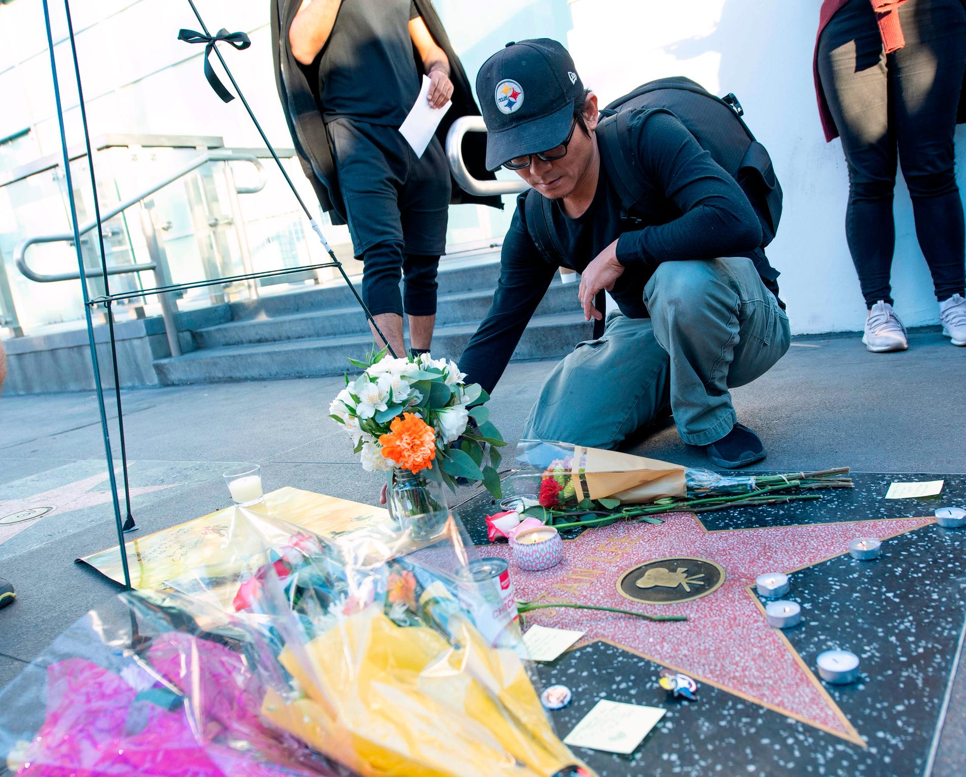 Fans lämnar blommor och tänder ljus vid Lees stjärna på Walk of fame i  Hollywood. 