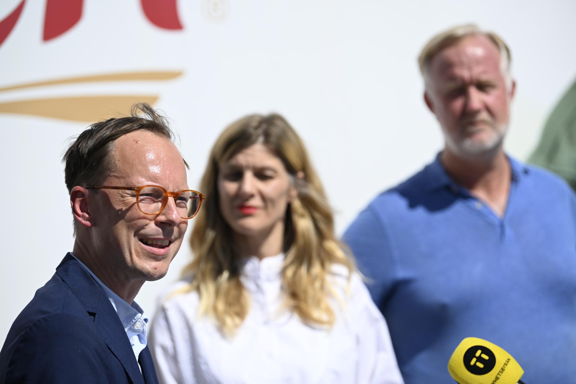 Liberalernas ekonomisk-politiska talesperson Mats Persson, regionrådet Louise Eklund och partiledaren Johan Pehrson höll pressträff hos Pågen, som skjutit upp sin expansion på grund av elbristen i södra Sverige.