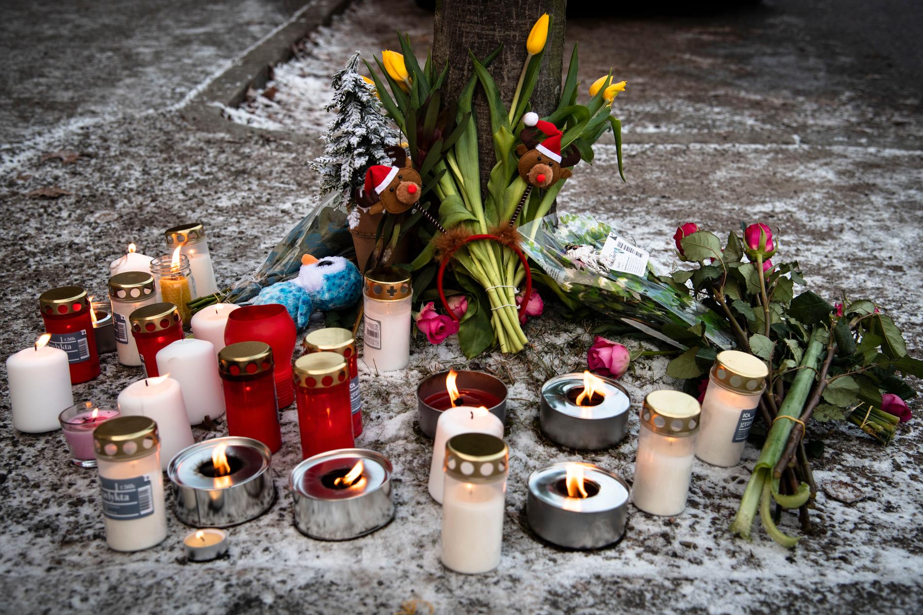 Ljus och blommor på platsen för olyckan i Råcksta