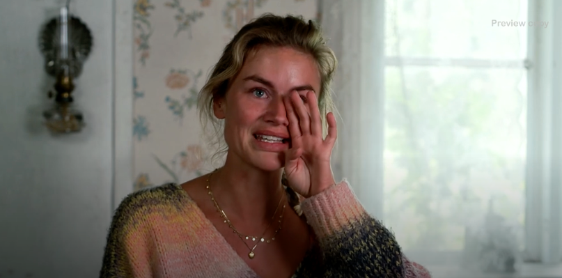 Cornelia Gyllborg brister ut i tårar när hon berättar om sorgen efter sin mamma. 