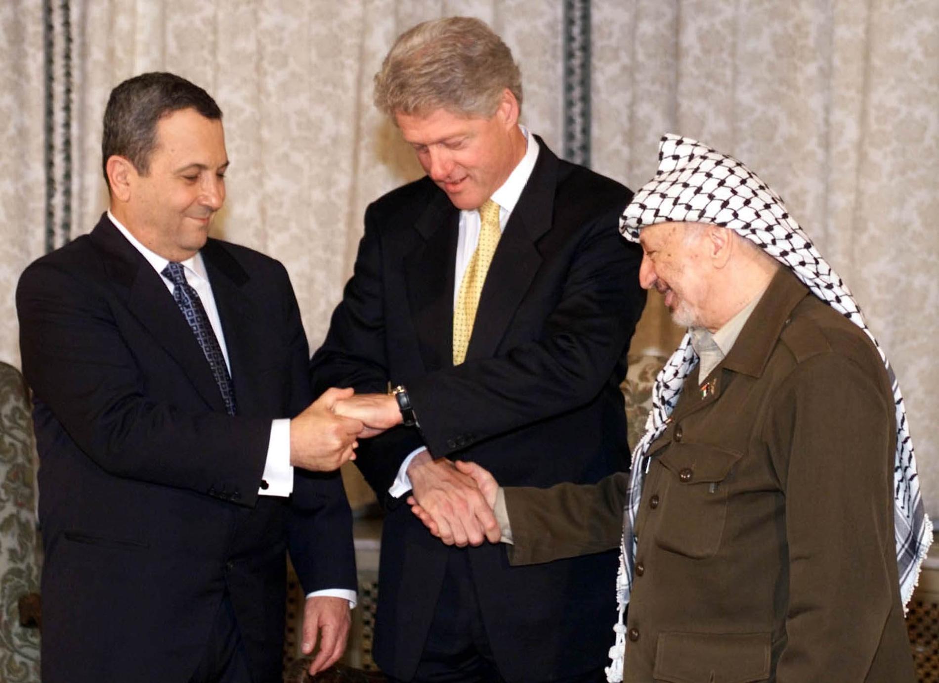 Israels dåvarande premiärminister Ehud Barak med Bill Clinton och PLO:s ordförande Yasser Arafat 2 november 1999 inför ett möte om fredsprocessen i Mellanöstern.