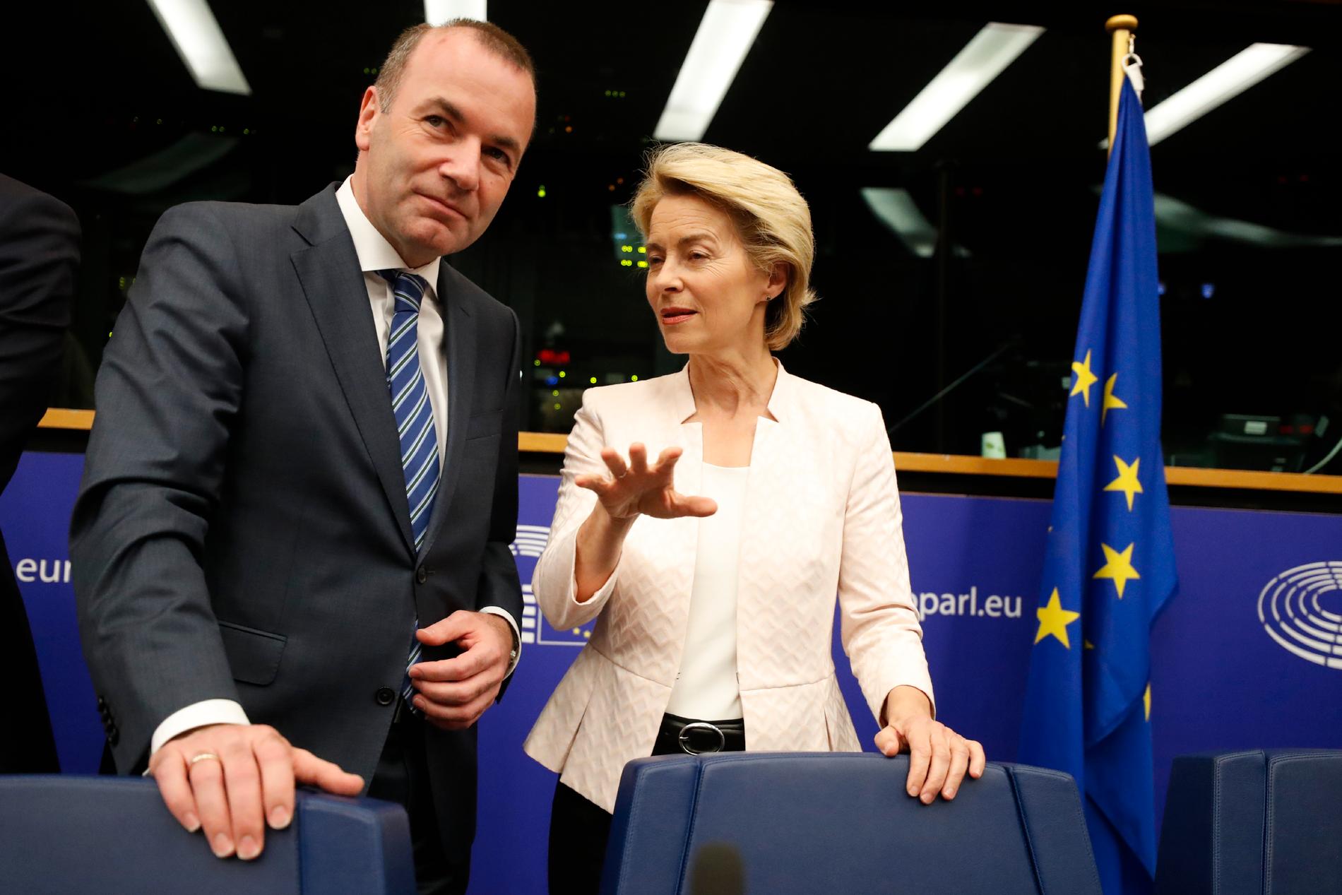 EU-kommissionens föreslagna nya ordförande Ursula von der Leyen tillsammans med Manfred Weber, gruppledare för den samlade EU-högern, vid en presskonferens i EU-parlamentet.