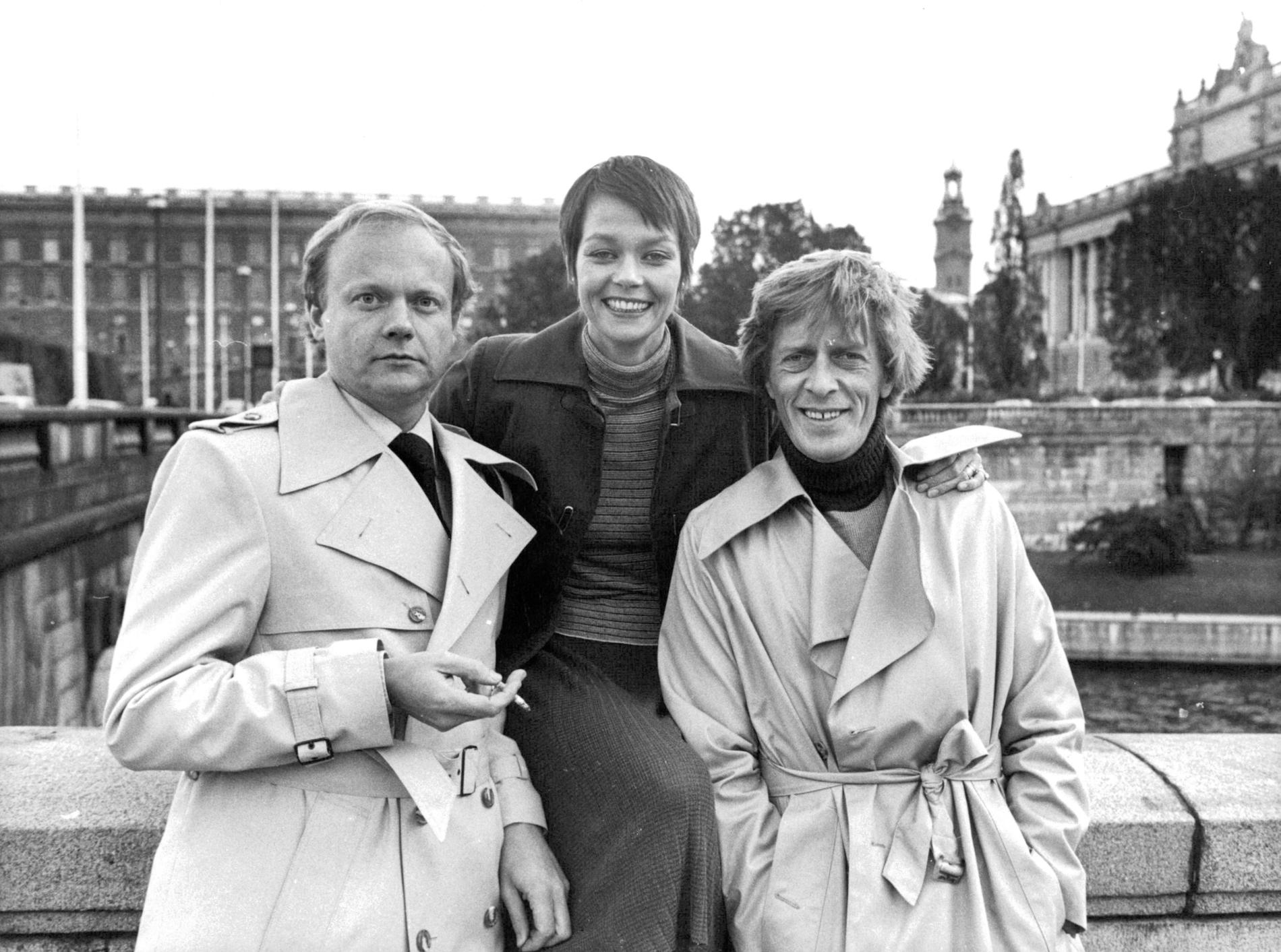 Regissören Mats Arehn, Carolyn Seymour och Thomas Hellberg i samband med inspelningen av filmen "Uppdraget" 1976.