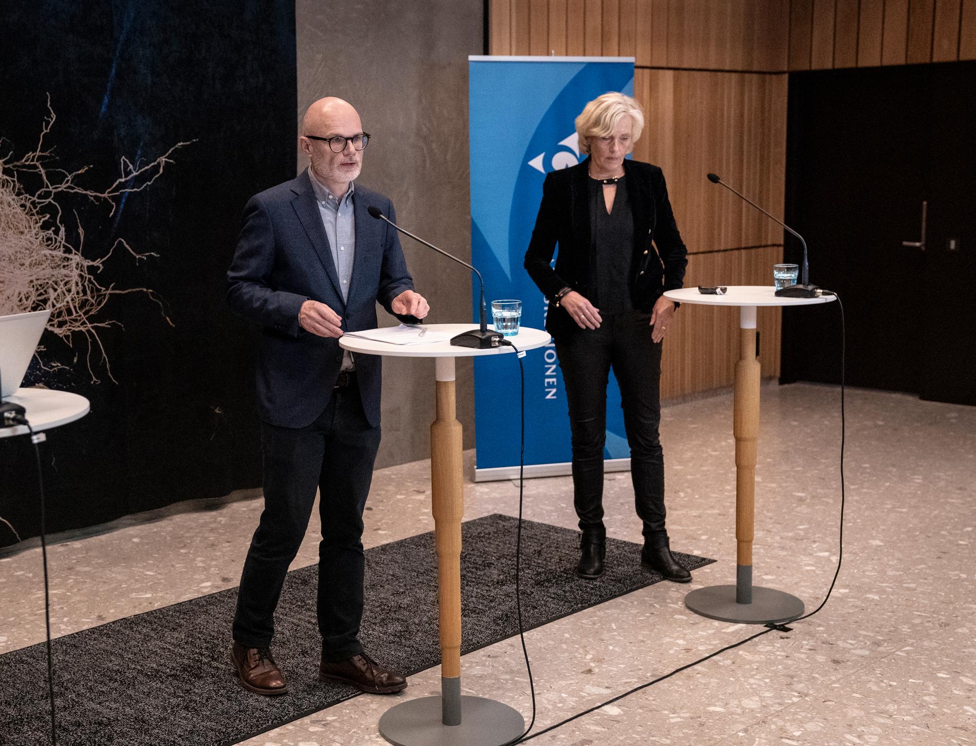 Smittskyddsläkaren Thomas Wahlberg och hälso- och sjukvårdsdirektören Ann Söderström vid onsdagens pressträff.