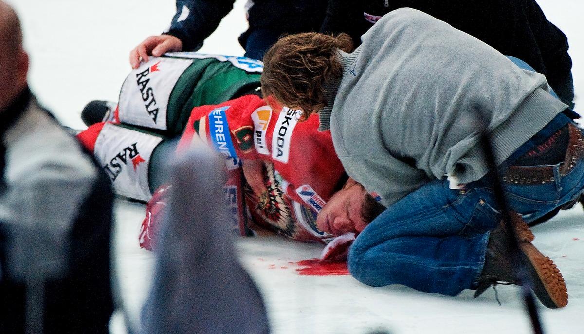 Hårdast straff hittills Frölundas Magnus Kahnberg blev liggande livlös på isen efter Sebastian Karlssons tackling, Karlsson stängs nu av i 14 matcher. Linköpingsforwarden slipper dock böter eftersom straffet är längre än en månad.