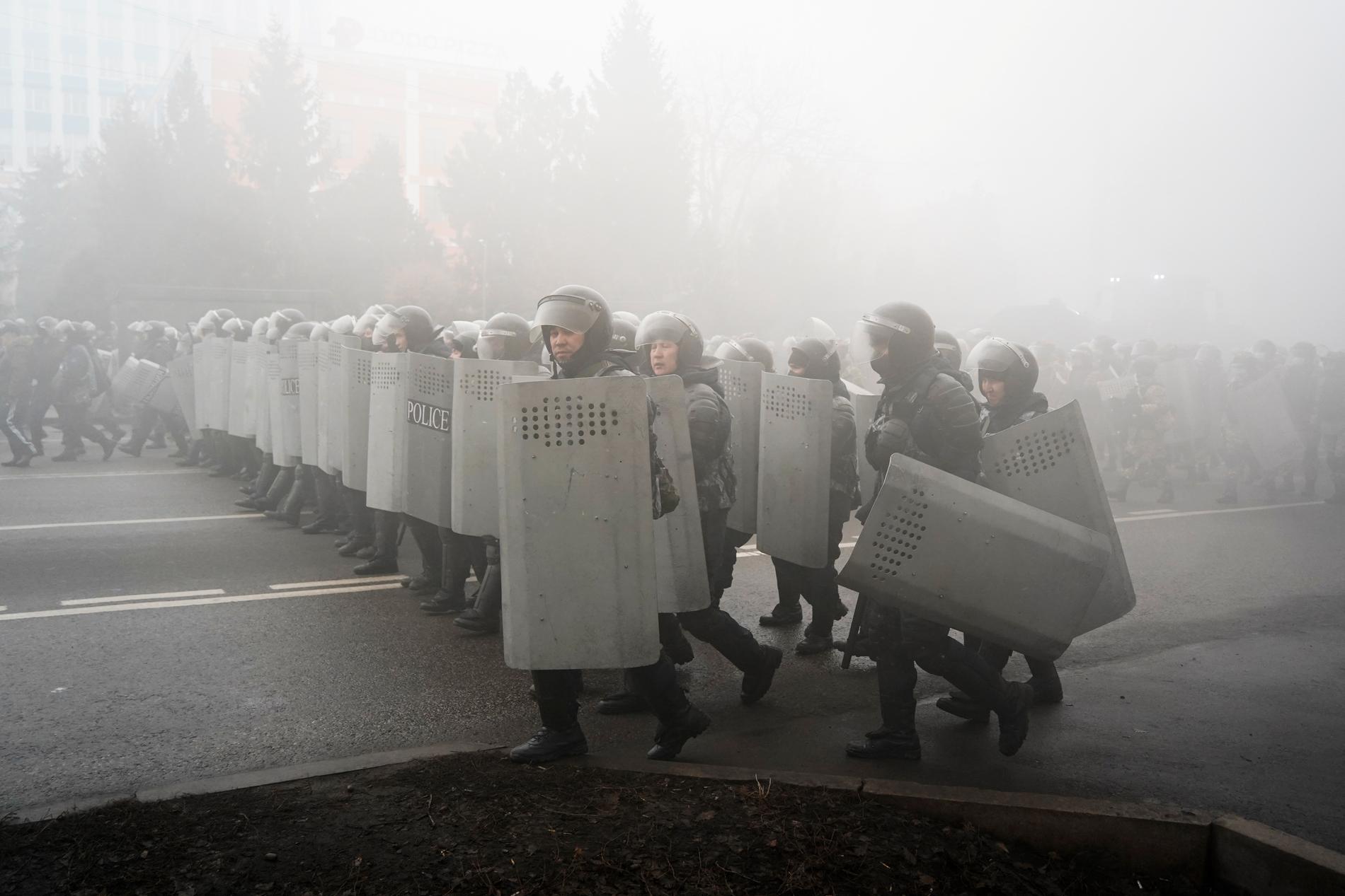 Kravallpolis med sköldar och hundar blockerar gatorna  i centrala Almaty under onsdagen.