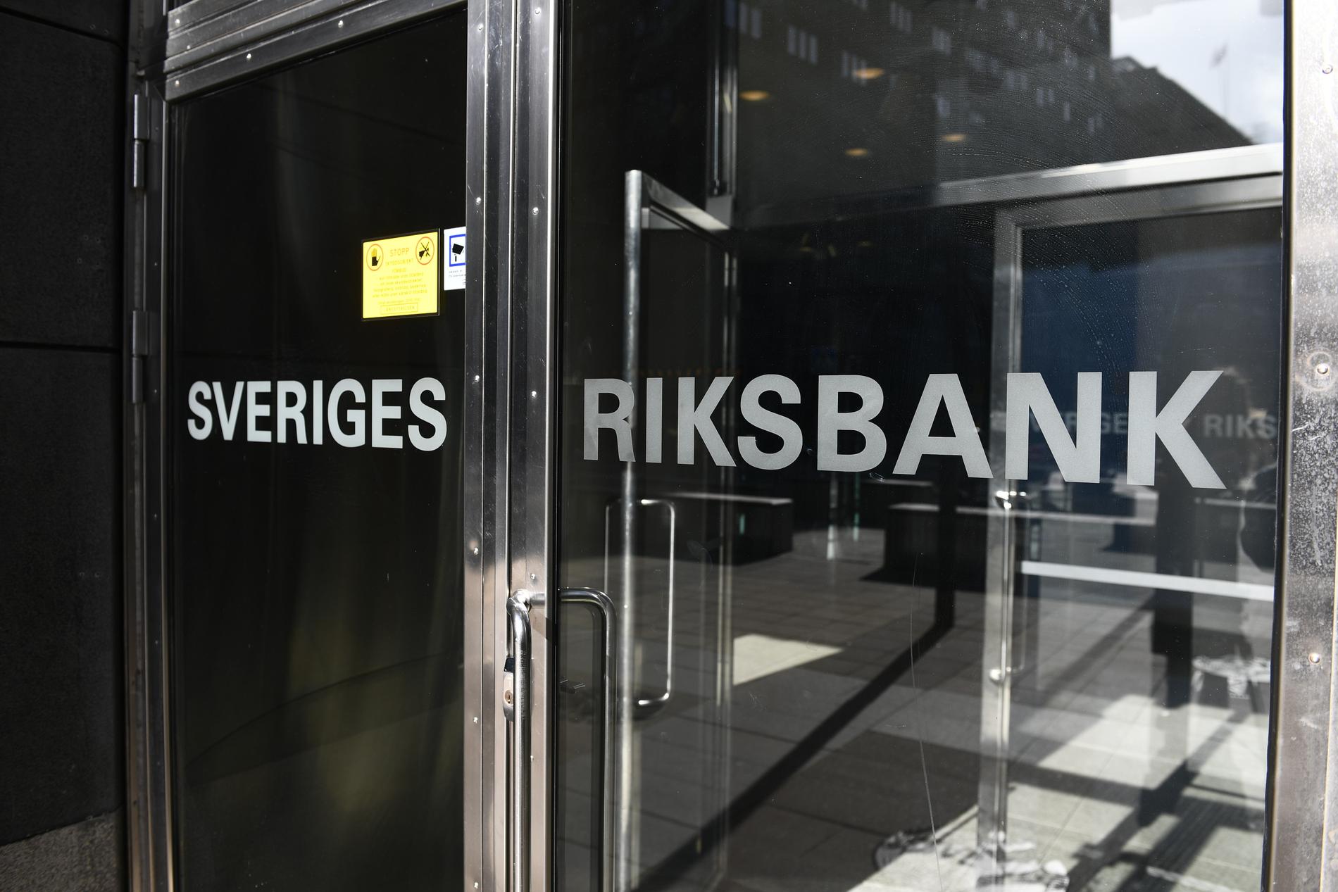 Riksbanken väntas höja styrräntan med minst 0,5 procentenheter i april. 