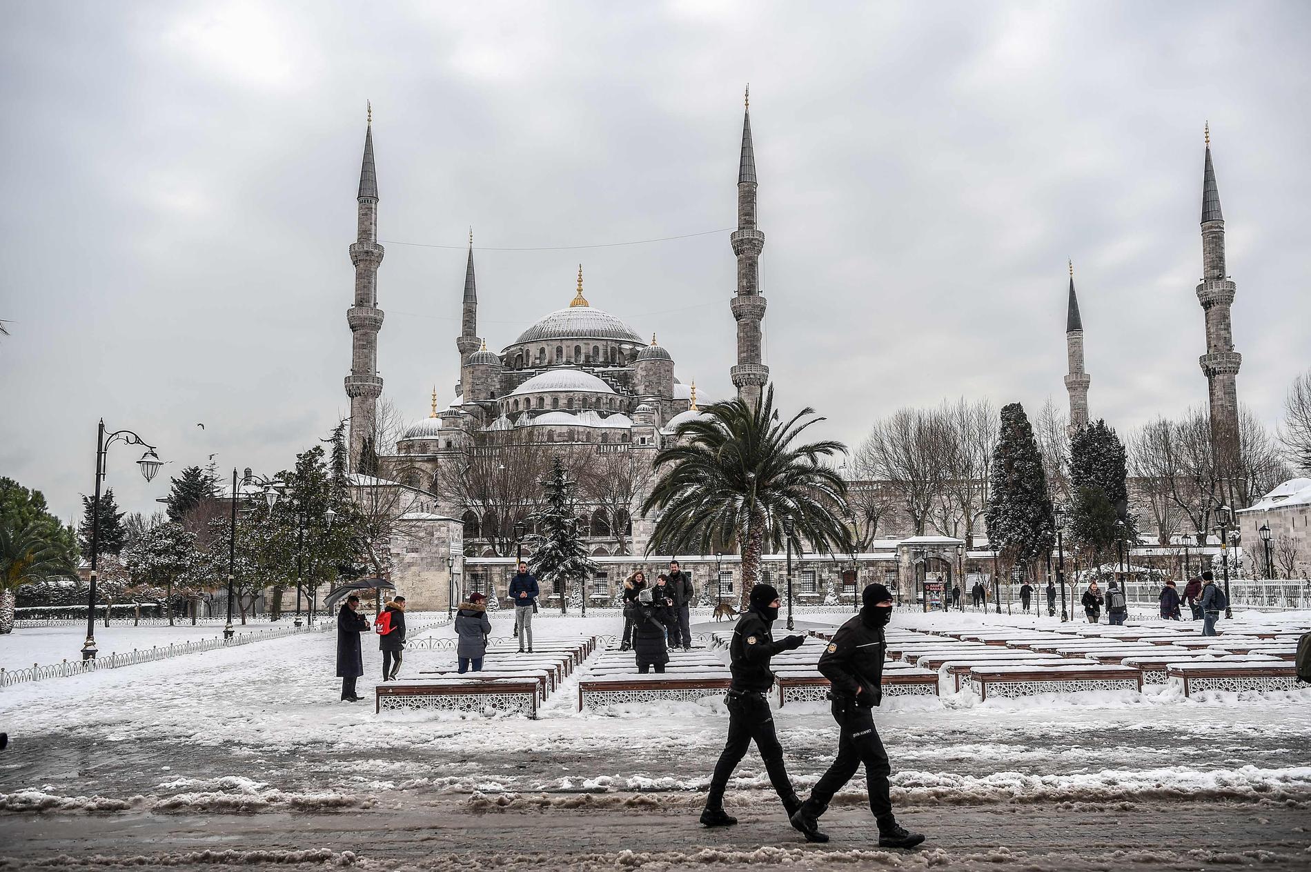 Mycket snö har fallit över Istanbul, här syns Blå moskén i snöskrud.