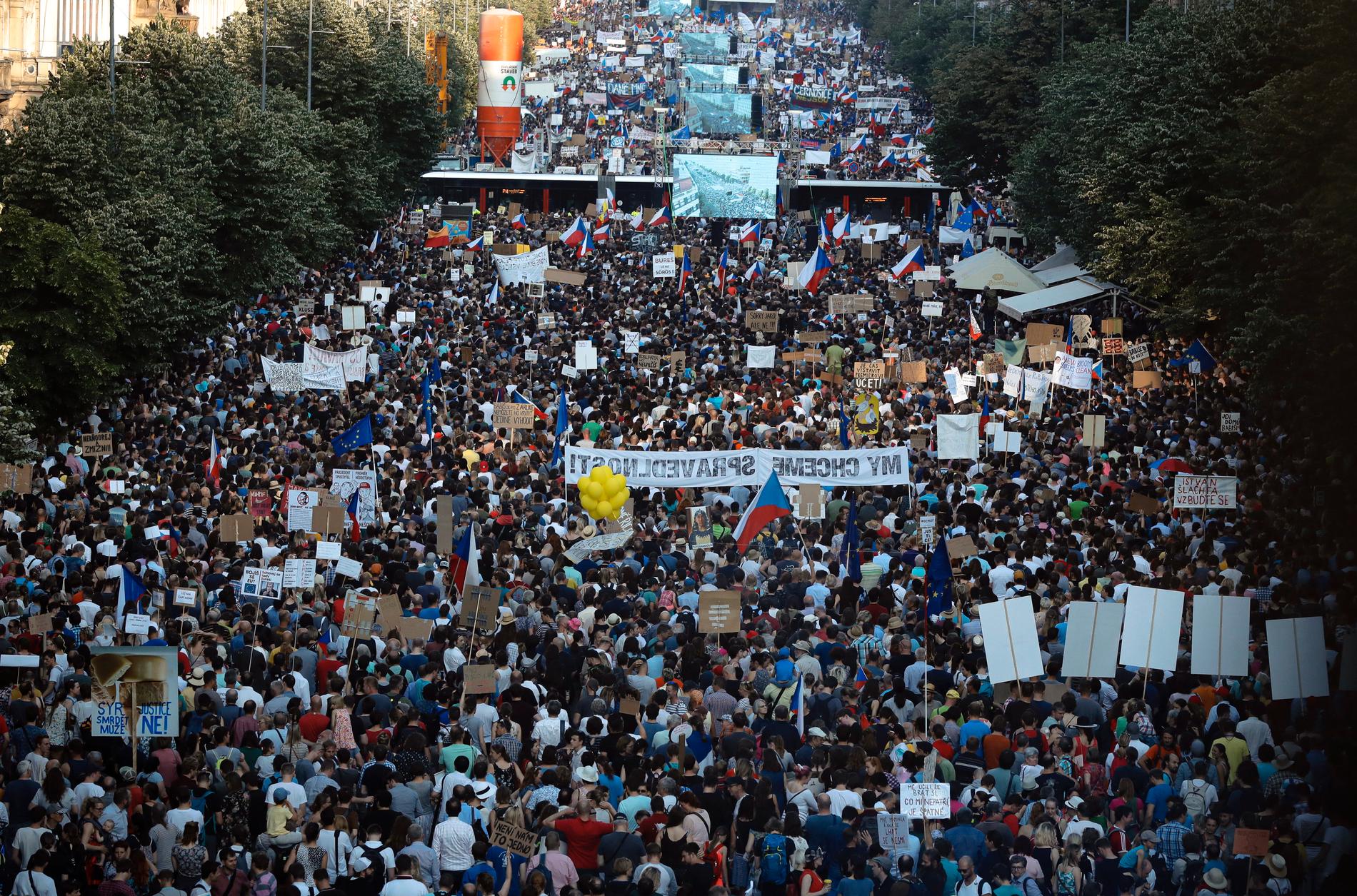 Omkring 100 000 tjecker demonstrerade mot premiärministern.