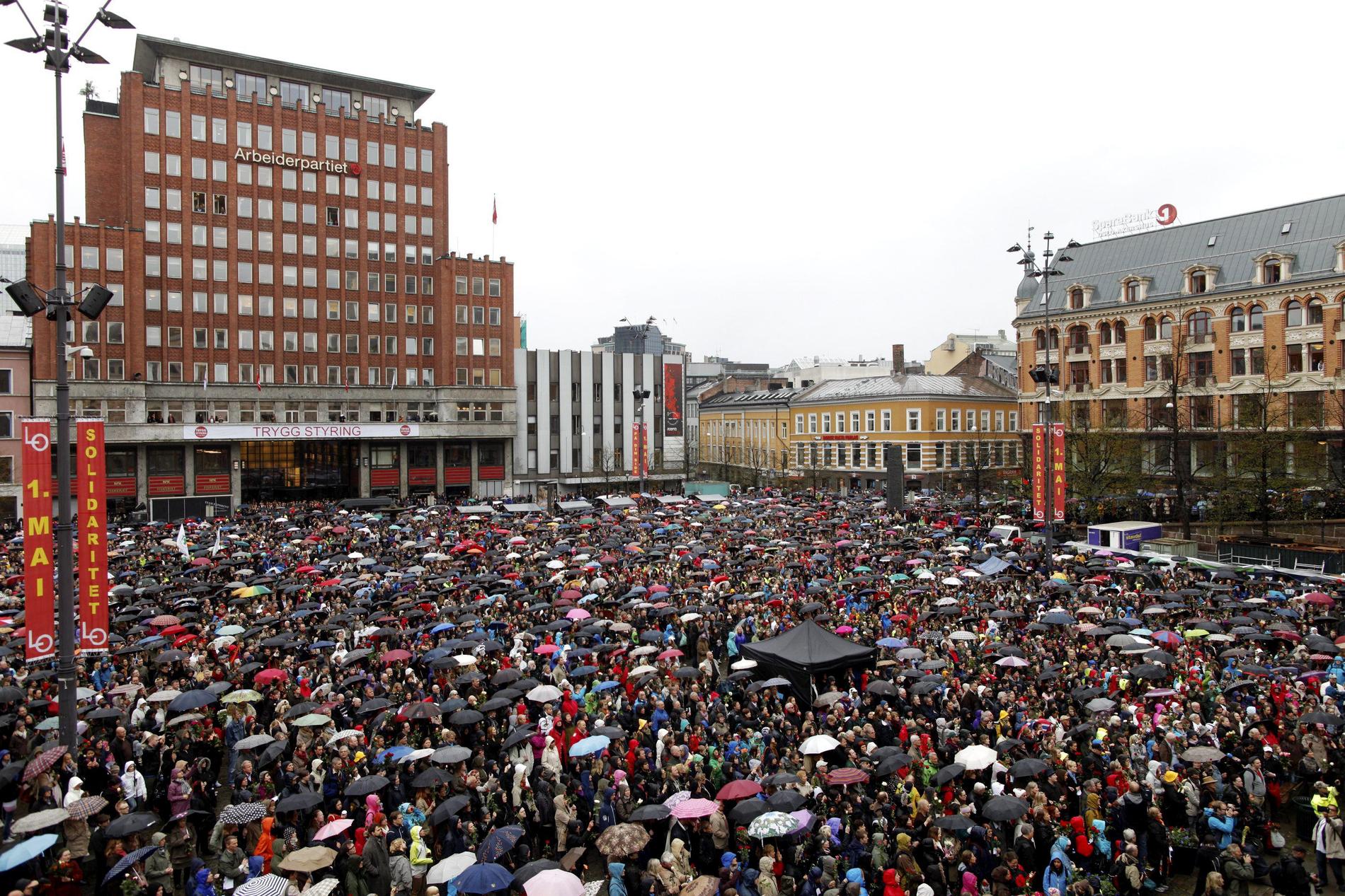 26 april samlades tusentals norrmän utanför rättssalen för att sjunga sången ”Barn av regnbuen”, en sång som Breivik uttryckligen sagt att han hatar. Målet var att sången skulle höras in i rätten.