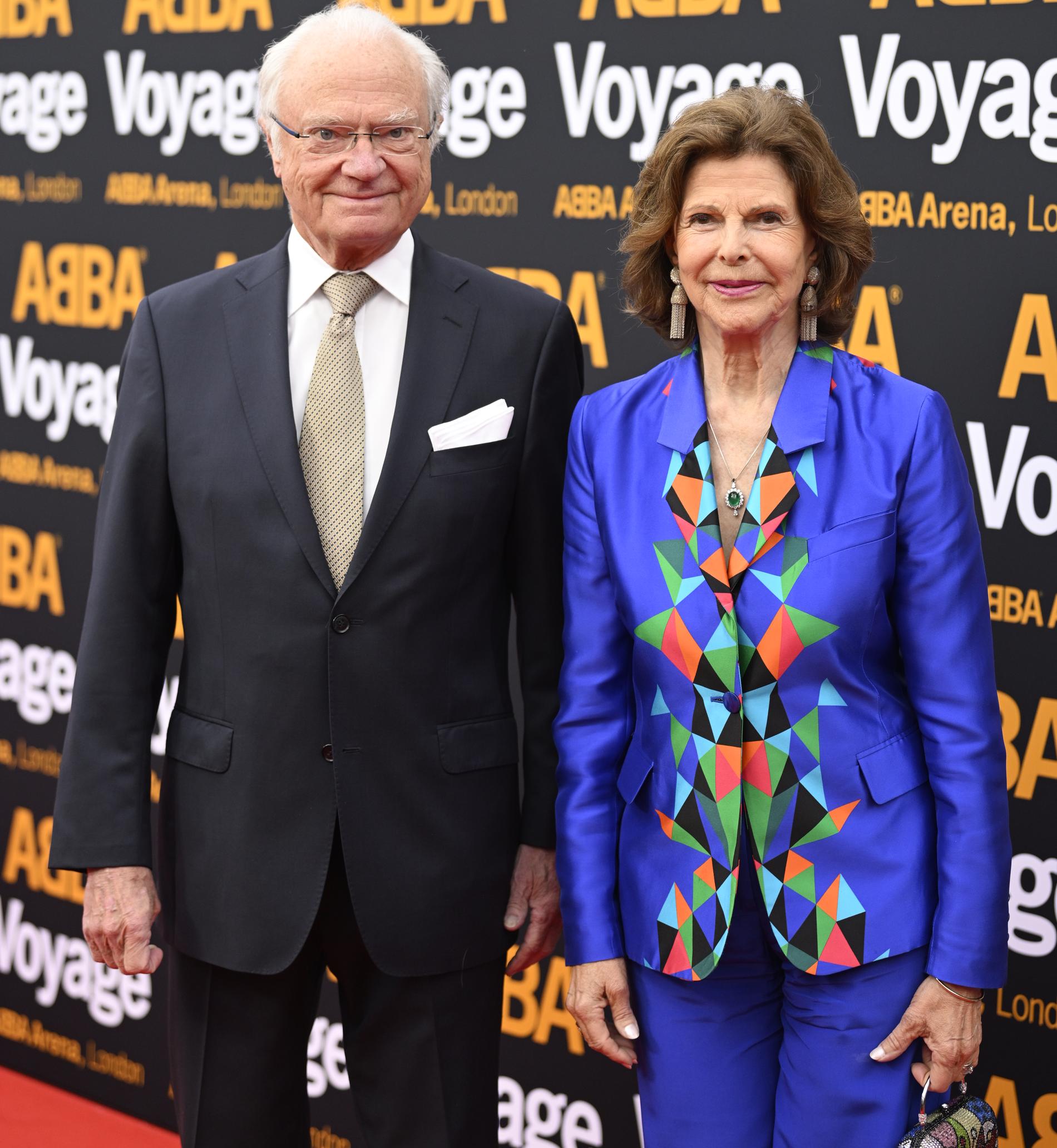 Kung Carl Gustaf och drottning Silvia anländer på röda mattan till ABBA Arena, Queen Elizabeth Olympic Park, inför kvällens galapremiär av Abba Voyage. 