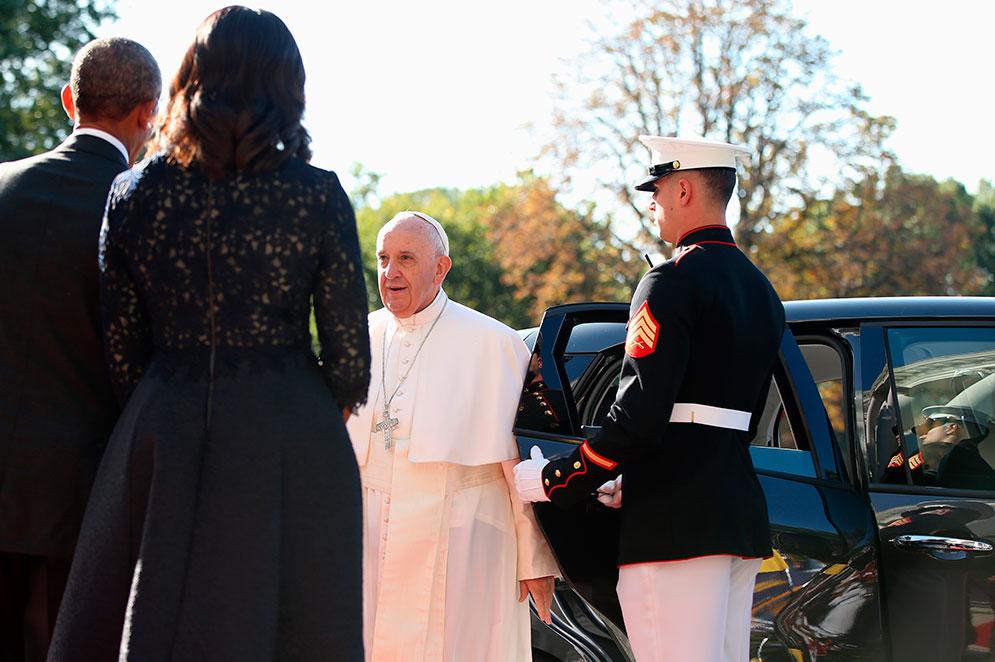 Påven tas emot av president Barack Obama och hans fru Michella Obama.