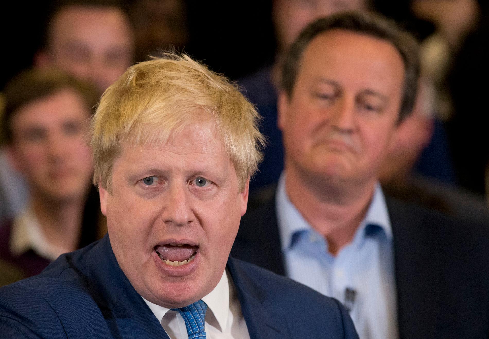 Storbritanniens premiärminister Boris Johnson med tidigare premiärministern David Cameron i bakgrunden. Arkivbild.
