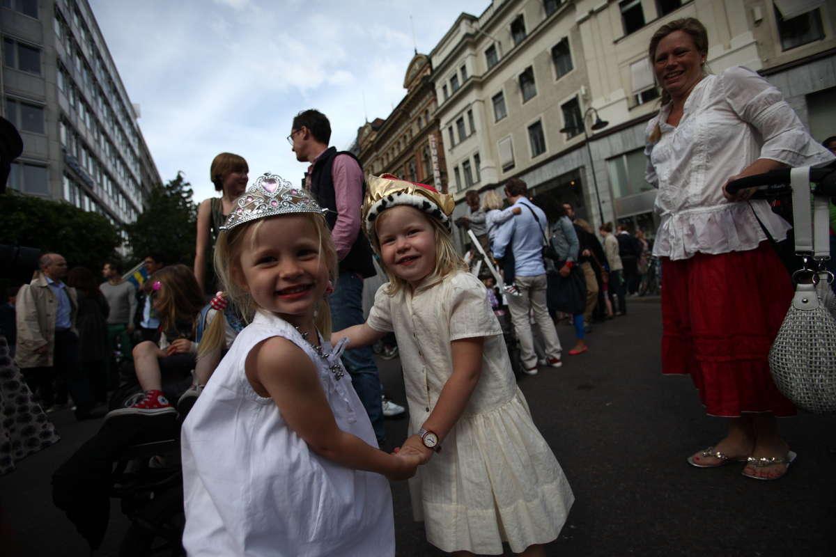 Små prinsessor ute på stan för att hylla brudparet.