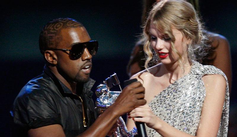 Här stormar Kanye West scenen. West tog mikrofonen från Taylor Swift som just vunnit pris – och deklamerade att Beyoncé vunnit i stället. West buades ut av publiken.
