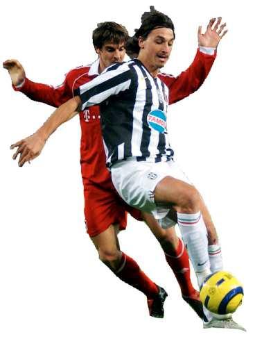 Zlatan i kamp med Bayern Münchenspelaren Sebastian Deisler.