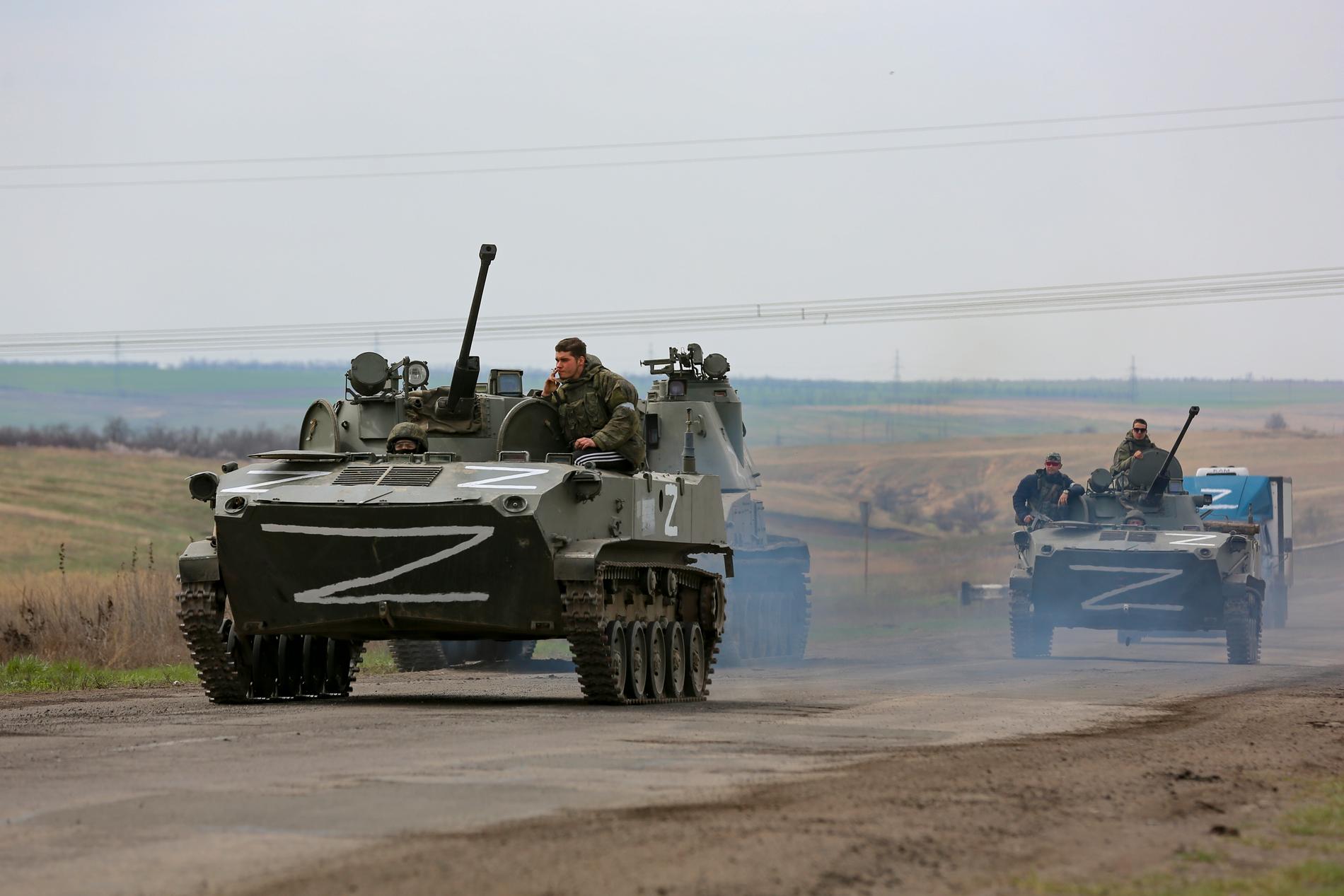 Ryska militärfordon i närheten av strategiskt viktiga hamnstaden Mariupol, 18 april.