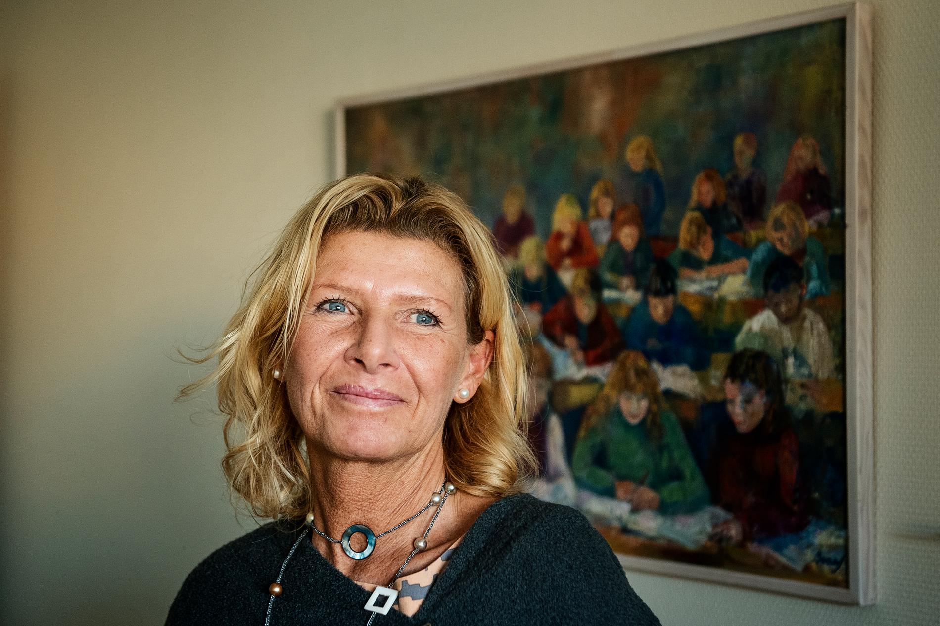 Claudia Holm, rektor på Kyrkbackskolan, har löst lärarkrisen med hjälp av nyanlända.