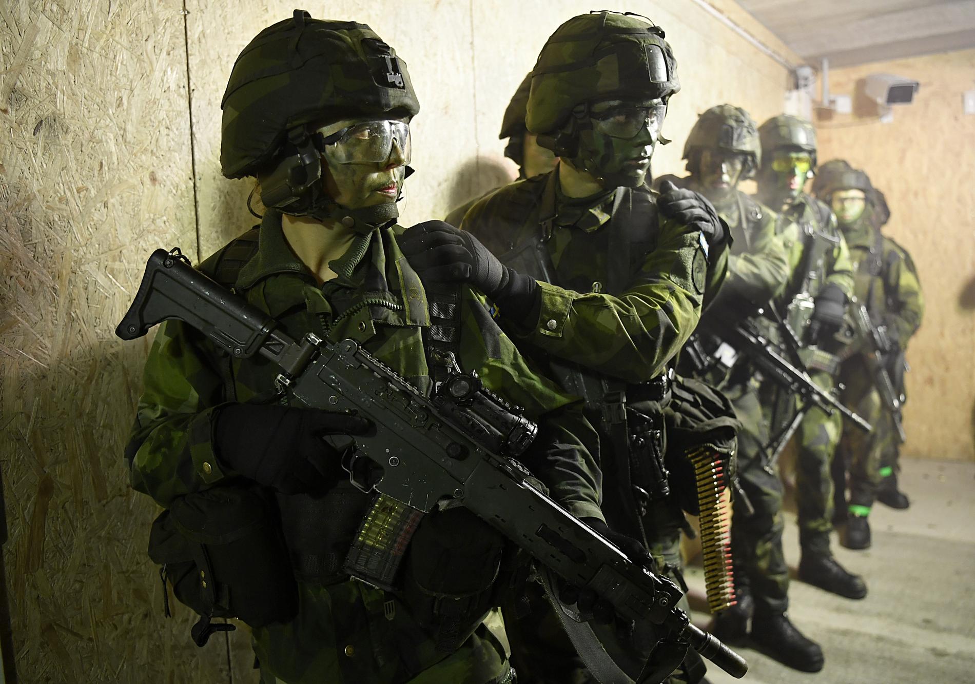 Soldater under livgardets uthållighetsövning.