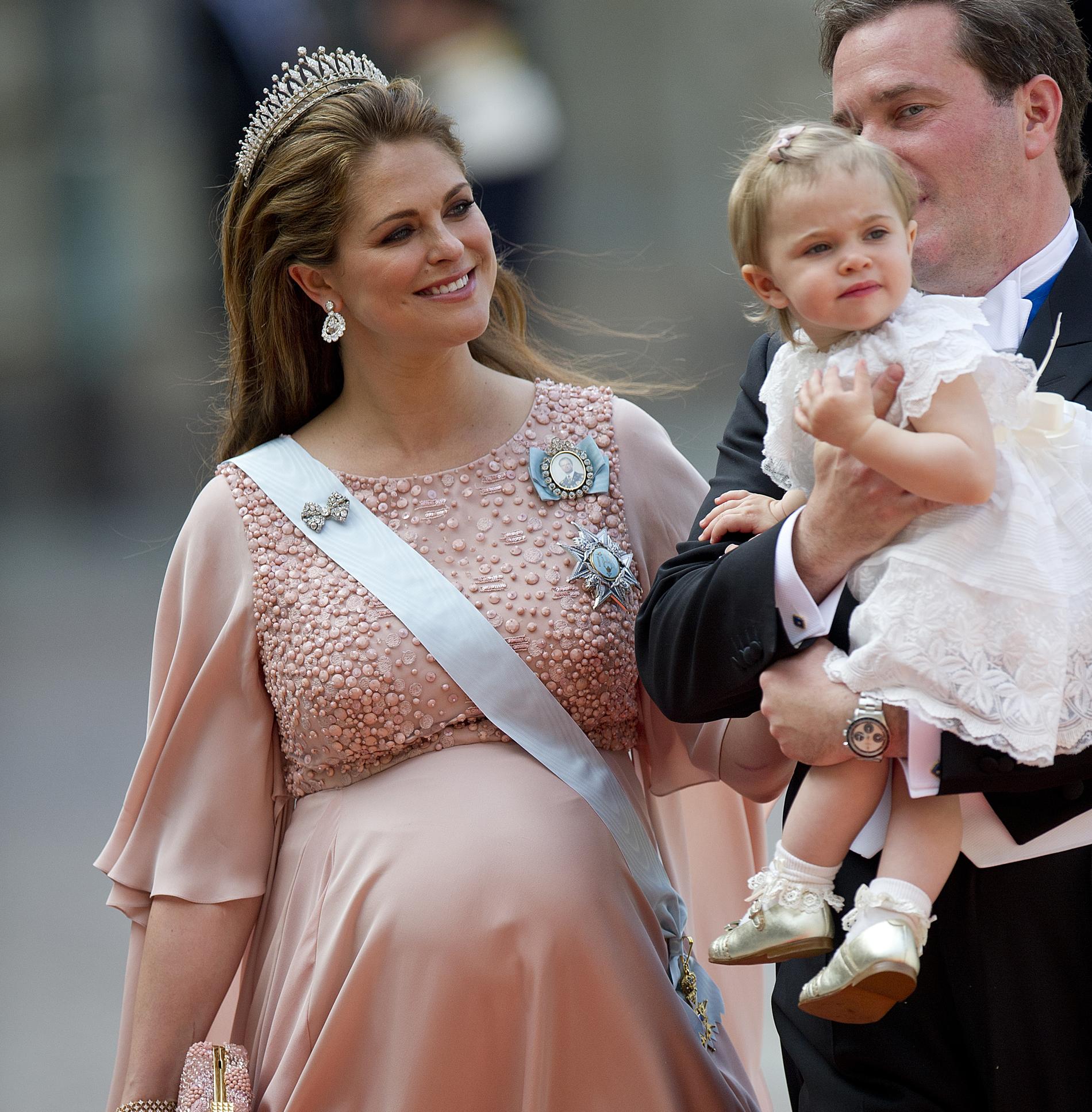I en intervju berättar prinsessan Madeleine att hon var öppen tre centimeter under prinsessan Sofia och prins Carl Philips bröllop. Två dagar senare föddes prins Nicolas.